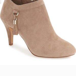 Chic Tan Ankle Booties with Tassel Detail